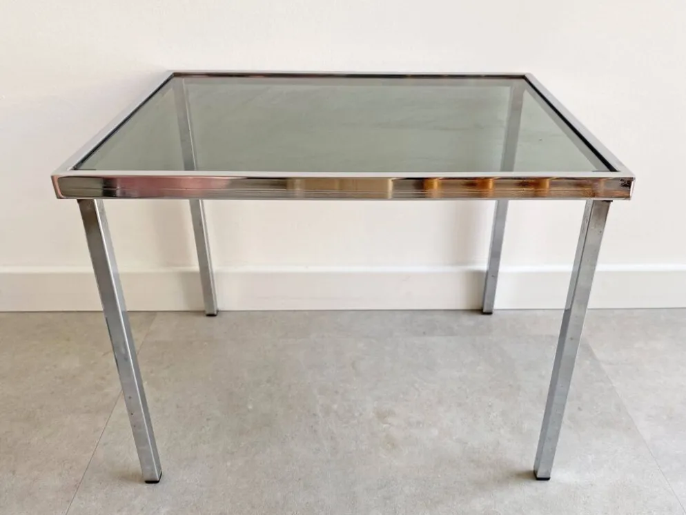 Table d'appoint en chrome vintage avec un plateau en verre fumé.
