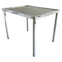Table d'appoint en chrome vintage avec un plateau en verre fumé.