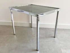 Table d'appoint en chrome vintage avec un plateau en verre fumé.