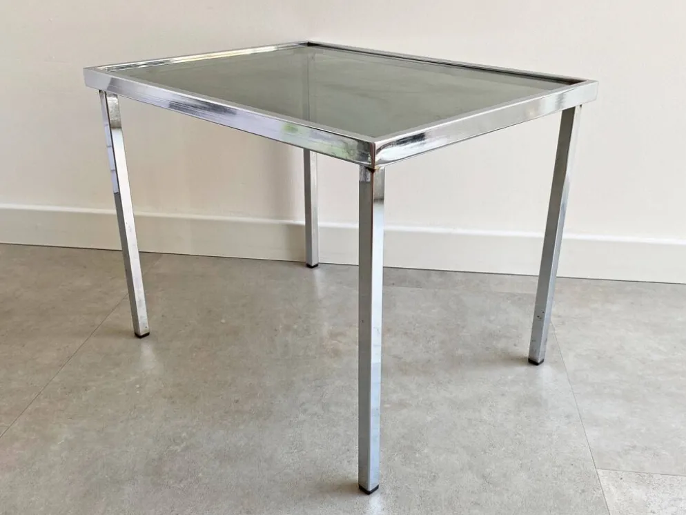 Table d'appoint en chrome vintage avec un plateau en verre fumé.