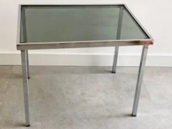 Table d'appoint en chrome vintage avec un plateau en verre fumé.