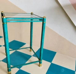 Table d'appoint en faux malachite de style Hollywood Regency avec étagères en verre