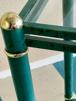 Table d'appoint en faux malachite de style Hollywood Regency avec étagères en verre