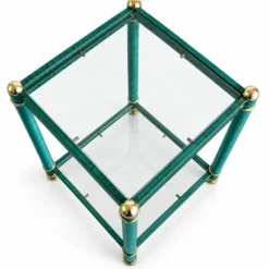 Table d'appoint en faux malachite de style Hollywood Regency avec étagères en verre