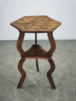 Table d'appoint en hêtre sculptée à la main, vers 1900, Europe centrale