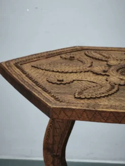 Table d'appoint en hêtre sculptée à la main, vers 1900, Europe centrale