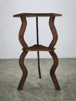 Table d'appoint en hêtre sculptée à la main, vers 1900, Europe centrale