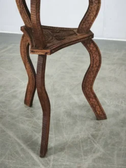 Table d'appoint en hêtre sculptée à la main, vers 1900, Europe centrale