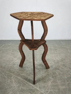 Table d'appoint en hêtre sculptée à la main, vers 1900, Europe centrale