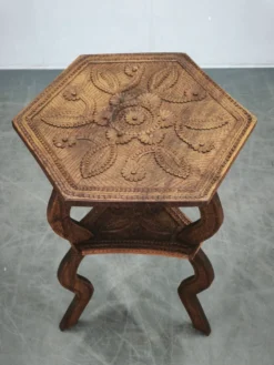 Table d'appoint en hêtre sculptée à la main, vers 1900, Europe centrale