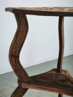 Table d'appoint en hêtre sculptée à la main, vers 1900, Europe centrale
