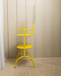 Table d'appoint en métal jaune avec miroir ovale pivotant et deux étagères en plateau, vintage des années 1960, Italie.
