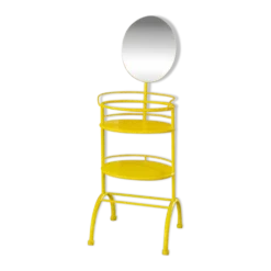 Table d'appoint en métal jaune avec miroir ovale pivotant et deux étagères en plateau, vintage des années 1960, Italie.