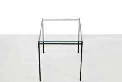Table d'appoint en métal noir minimaliste avec plateau en verre, années 1960.