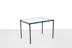 Table d'appoint en métal noir minimaliste avec plateau en verre, années 1960.
