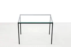 Table d'appoint en métal noir minimaliste avec plateau en verre, années 1960.