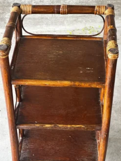 Table d’appoint en rotin et osier à trois plateaux – années 70