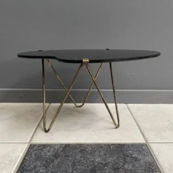 Table d'appoint en verre noir en forme de rein des années 1960