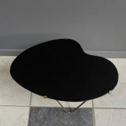 Table d'appoint en verre noir en forme de rein des années 1960