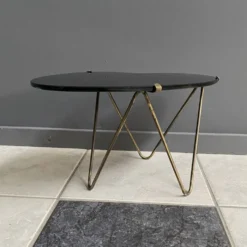 Table d'appoint en verre noir en forme de rein des années 1960