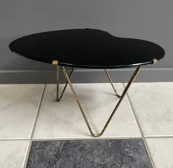 Table d'appoint en verre noir en forme de rein des années 1960