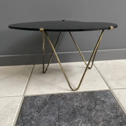 Table d'appoint en verre noir en forme de rein des années 1960