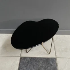Table d'appoint en verre noir en forme de rein des années 1960