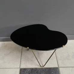 Table d'appoint en verre noir en forme de rein des années 1960