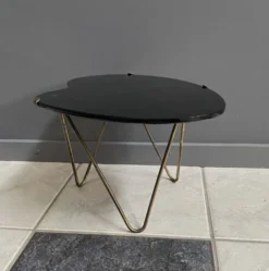 Table d'appoint en verre noir en forme de rein des années 1960