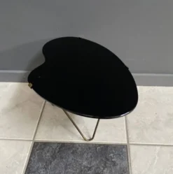 Table d'appoint en verre noir en forme de rein des années 1960