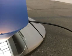 Table d'appoint et lampe sur pied Birillo postmoderne par Parisotto pour Fontana Arte, années 1980