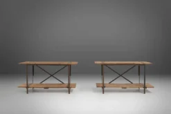 Table d'appoint industrielle avec cadre en métal et plateau en bois et plateforme amovible.
