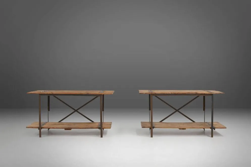 Table d'appoint industrielle avec cadre en métal et plateau en bois et plateforme amovible.