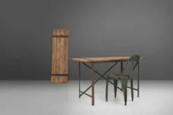 Table d'appoint industrielle avec cadre en métal et plateau en bois et plateforme amovible.