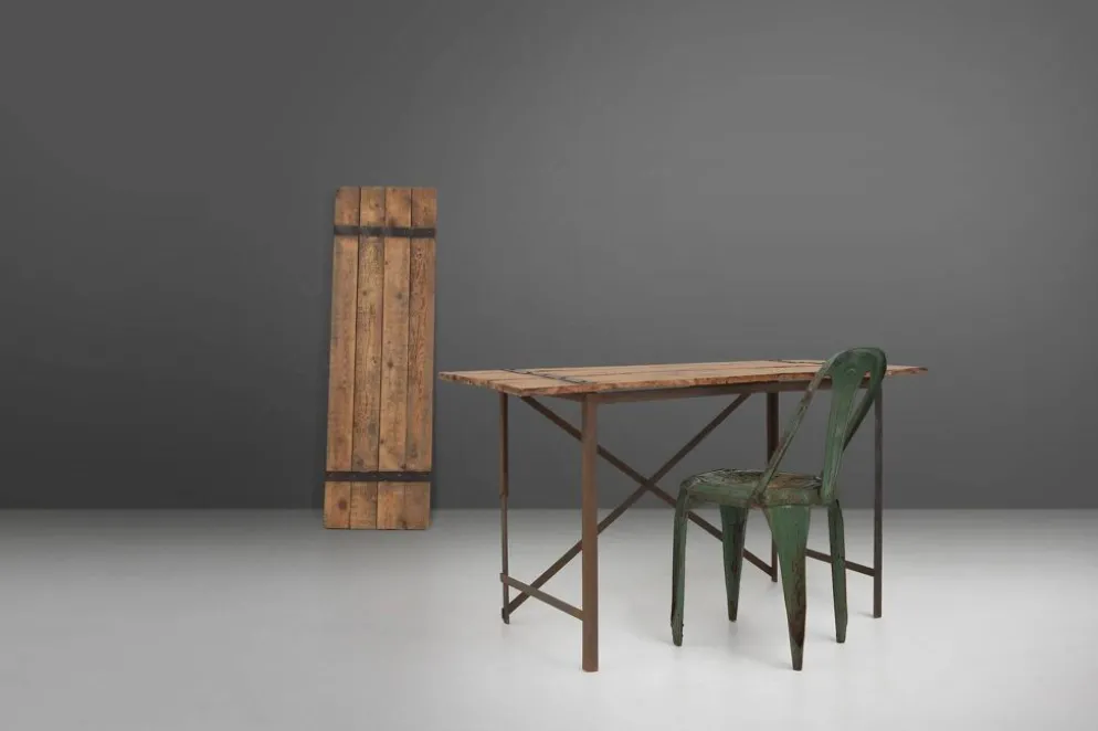 Table d'appoint industrielle avec cadre en métal et plateau en bois et plateforme amovible.