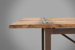 Table d'appoint industrielle avec cadre en métal et plateau en bois et plateforme amovible.