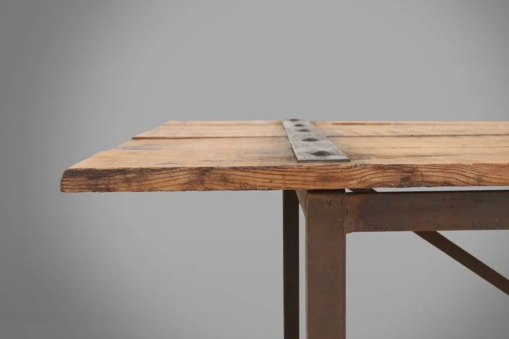 Table d'appoint industrielle avec cadre en métal et plateau en bois et plateforme amovible.