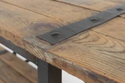 Table d'appoint industrielle avec cadre en métal et plateau en bois et plateforme amovible.