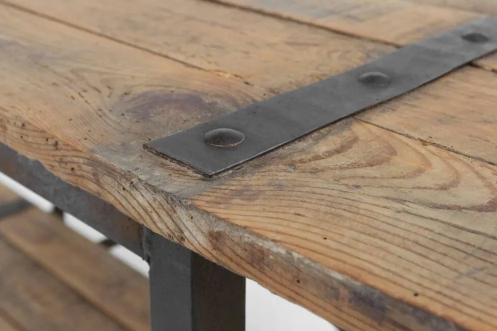 Table d'appoint industrielle avec cadre en métal et plateau en bois et plateforme amovible.
