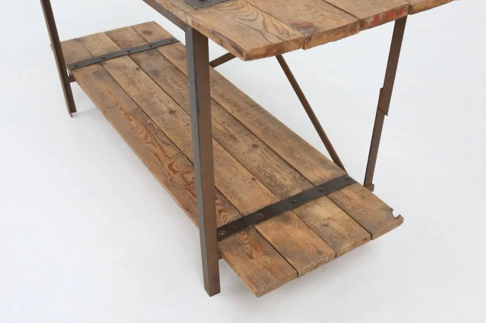 Table d'appoint industrielle avec cadre en métal et plateau en bois et plateforme amovible.