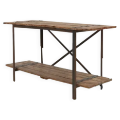 Table d'appoint industrielle avec cadre en métal et plateau en bois et plateforme amovible.