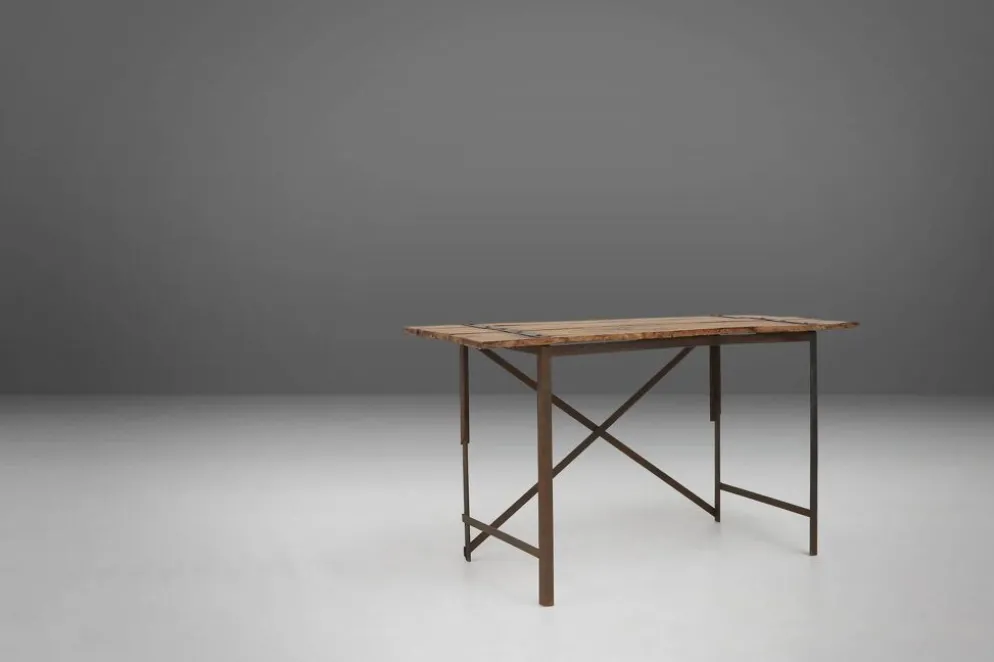 Table d'appoint industrielle avec cadre en métal et plateau en bois et plateforme amovible.