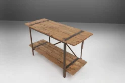 Table d'appoint industrielle avec cadre en métal et plateau en bois et plateforme amovible.