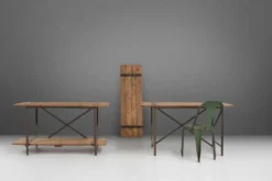 Table d'appoint industrielle avec cadre en métal et plateau en bois et plateforme amovible.