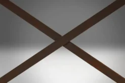 Table d'appoint industrielle avec cadre en métal et plateau en bois et plateforme amovible.