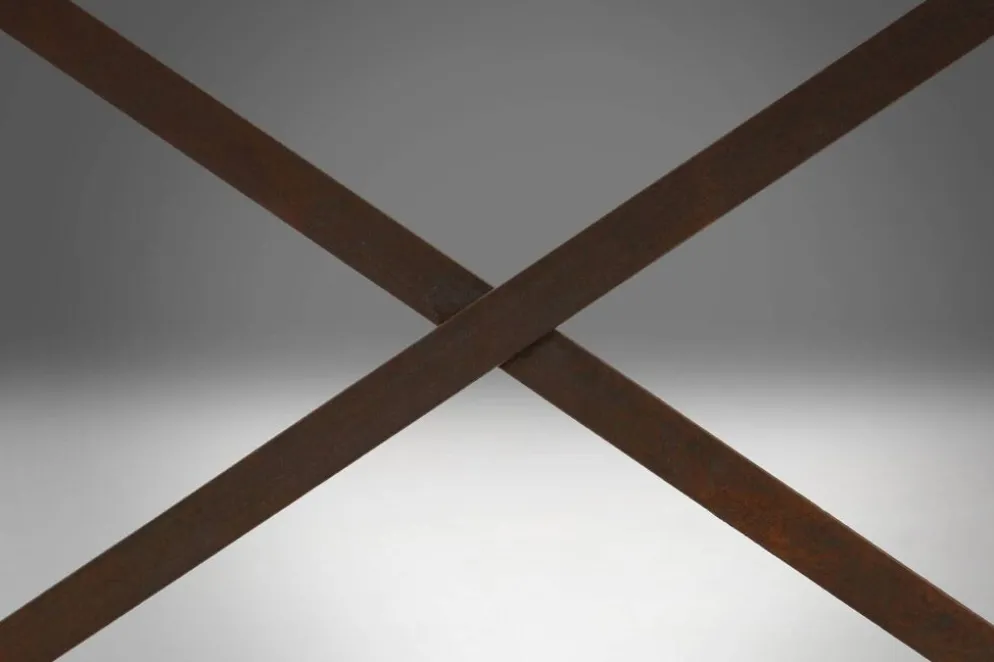 Table d'appoint industrielle avec cadre en métal et plateau en bois et plateforme amovible.