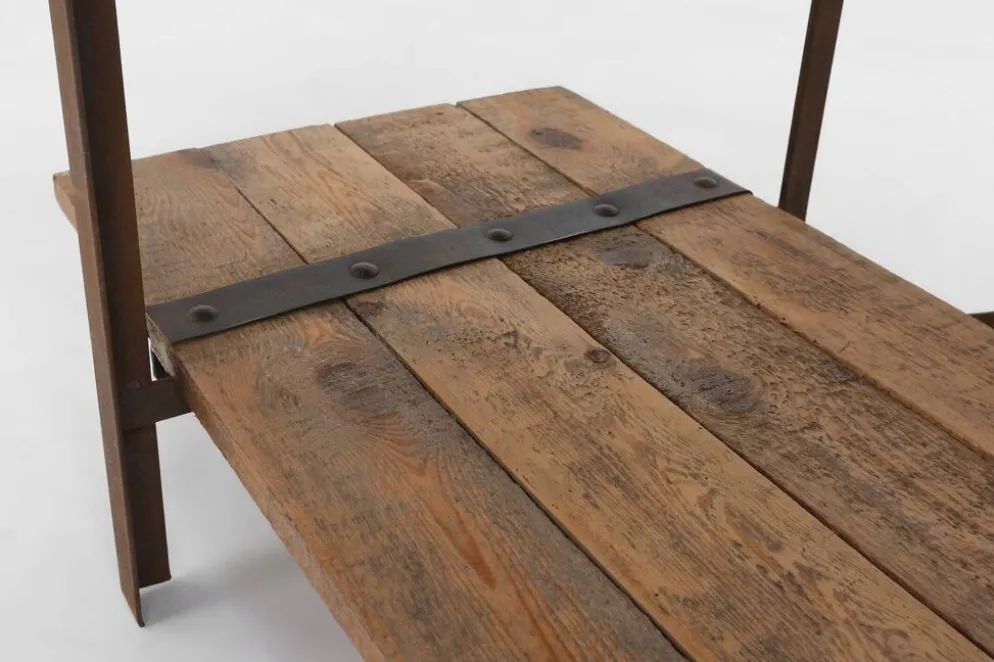 Table d'appoint industrielle avec cadre en métal et plateau en bois et plateforme amovible.