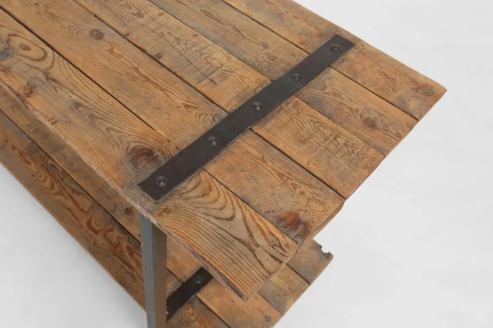 Table d'appoint industrielle avec cadre en métal et plateau en bois et plateforme amovible.