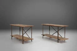 Table d'appoint industrielle avec cadre en métal et plateau en bois et plateforme amovible.