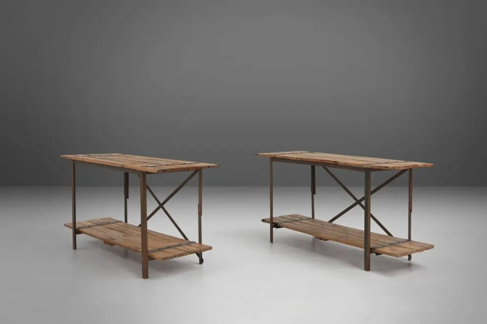 Table d'appoint industrielle avec cadre en métal et plateau en bois et plateforme amovible.